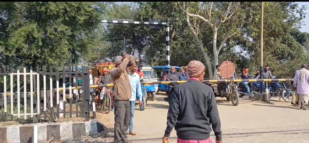 Bihar News: Coal loaded train divided into two parts in Munger; Compiling broken; train accident