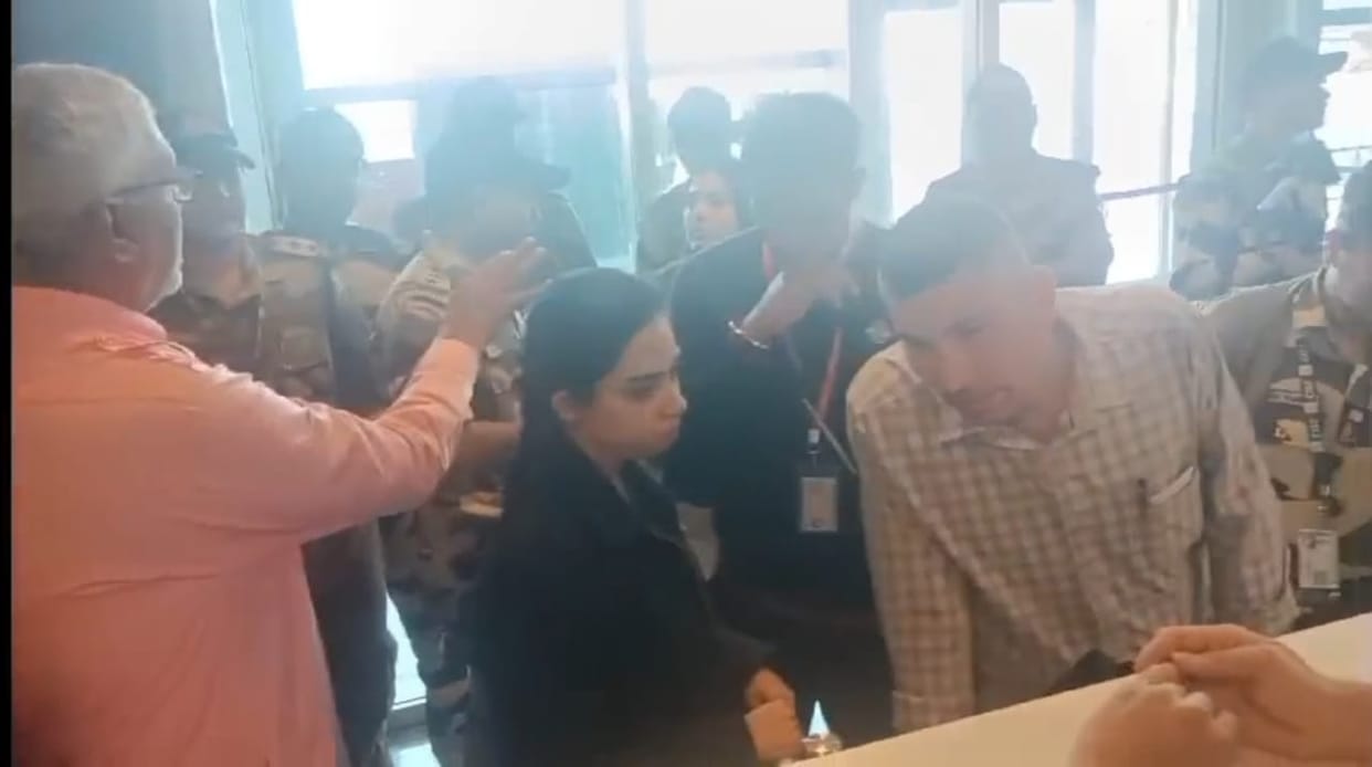 Bihar News: SpiceJet flight from Bengaluru to Darbhanga cancelled, passengers created ruckus at the airport.