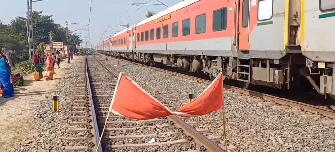 Bihar News: Coal loaded train divided into two parts in Munger; Compiling broken; train accident