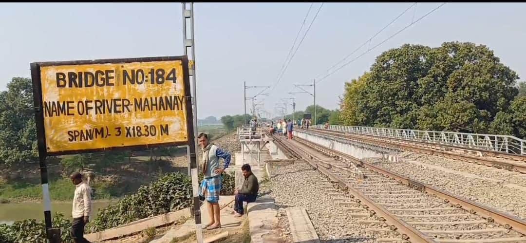 Bihar News: Coal loaded train divided into two parts in Munger; Compiling broken; train accident