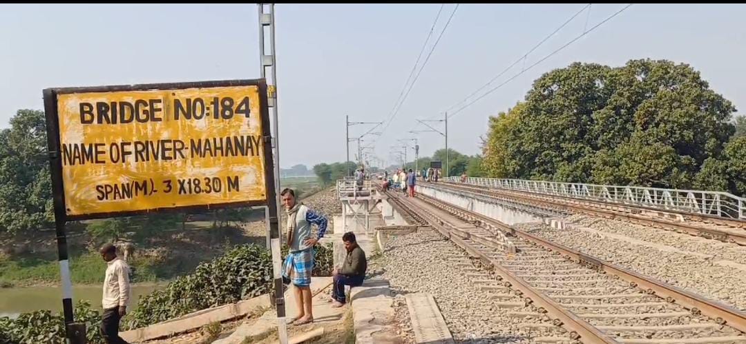 Bihar News: Coal loaded train divided into two parts in Munger; Compiling broken; train accident