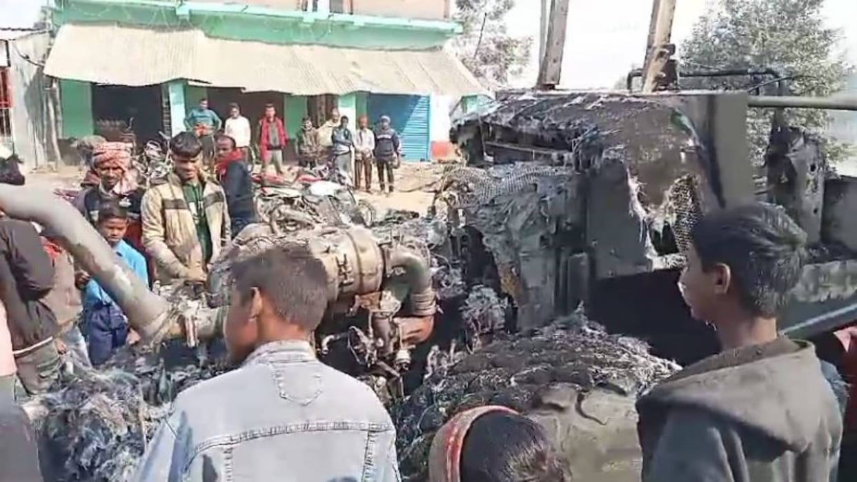 Bihar News Naxalite attack on construction company in Arwal JCB Hiva and road roller burnt levy demanded