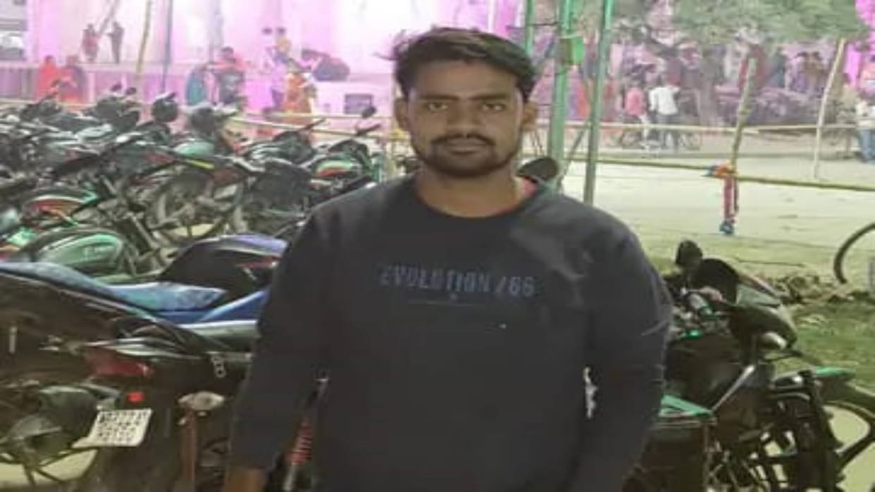 Crime In Bihar In Bettiah miscreants who came on bike chased young man and killed him by slitting his throat