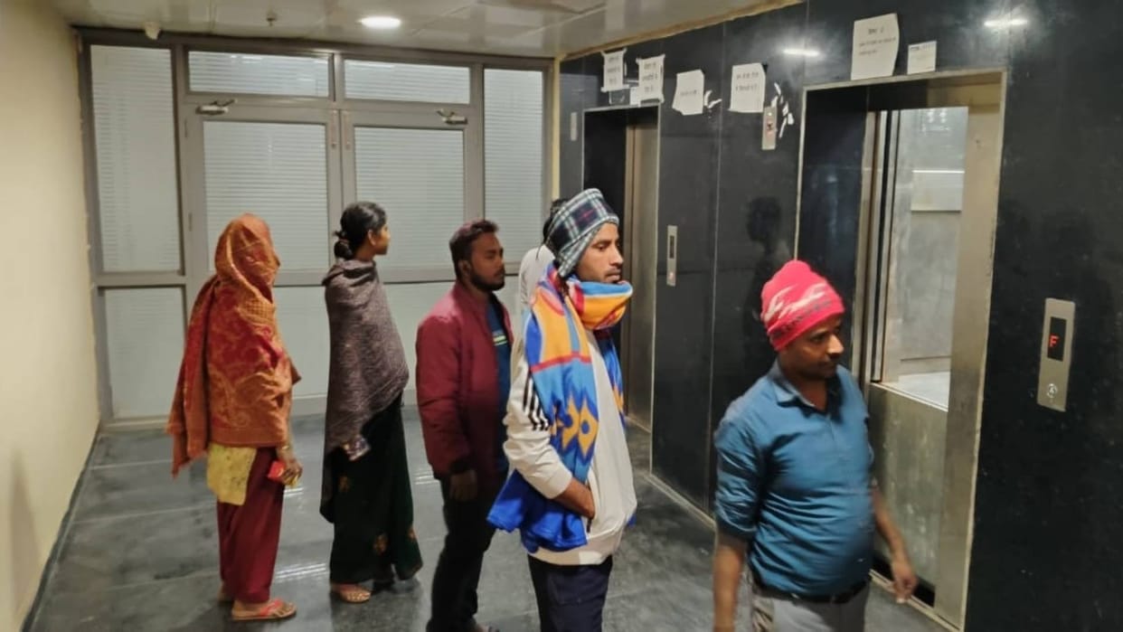 Bihar Lift of DMCH surgical building in Darbhanga malfunctioned six people trapped for half an hour
