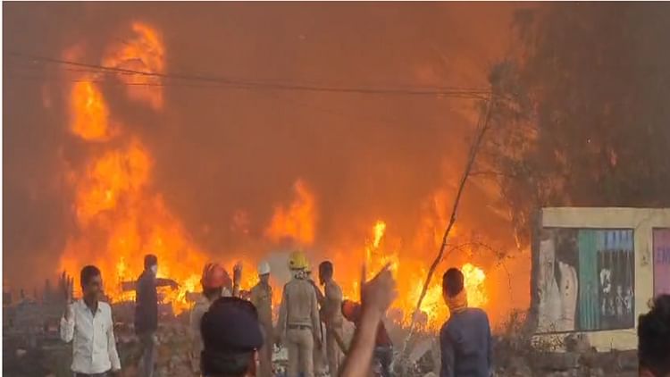 Raipur Fire News: रायपुर में विस्फोट; पति ने लगाई आग, जान बचाने पड़ोसी के घर घुसी पत्नी, एक की मौत, पांच झुलसे