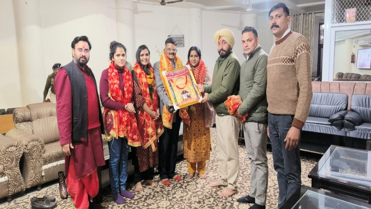 angra: डीजी सीआईडी एसआर ओझा ने परिवार संग ज्वालामुखी मंदिर में नवाया शीश