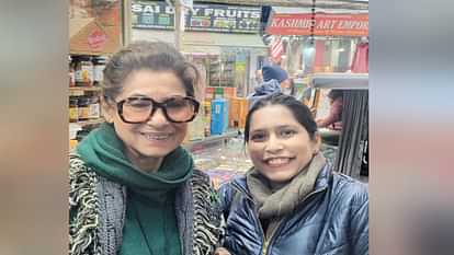 Manali: छुट्टियां बिताने मनाली पहुंचीं बॉलीवुड अभिनेत्री डिंपल कपाड़िया, मॉल रोड पर की शॉपिंग Dimple Kapadia reached Manali to spend her holidays, did shopping in Mall Road