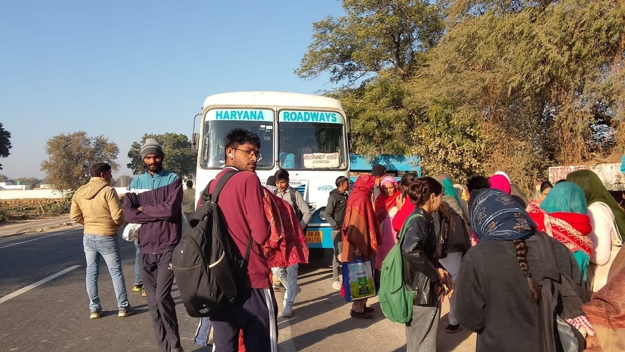 The bus stopped in Dadri to pick up passengers, passengers faced problems due to breakdown; had to resort to p