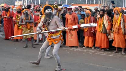 नगर प्रवेश के दौरान करतब दिखाता नागा साधु। सांकेतिक चित्र