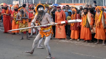 Mahakumbh More than 10 thousand Naga Sannyasis came out to enter the cantonment