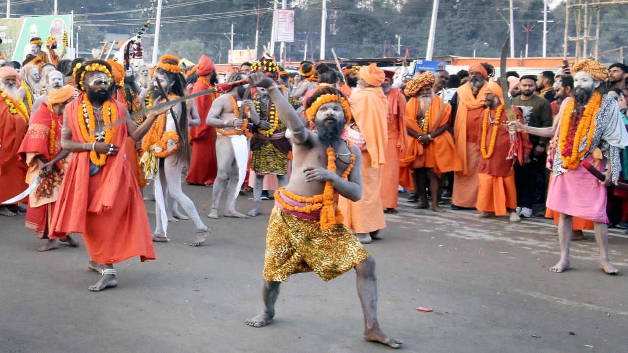 Mahakumbh More than 10 thousand Naga Sannyasis came out to enter the cantonment