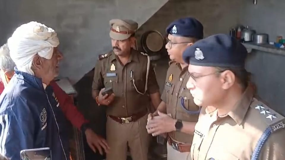 Hapur Murder In Babugarh police station area, the husband killed his wife by slitting her throat