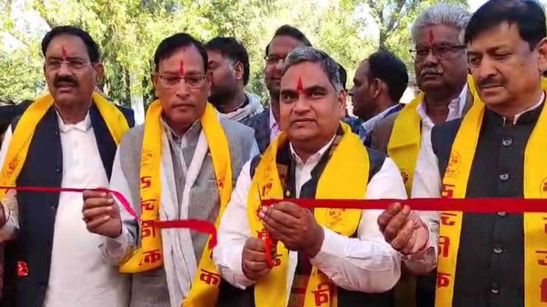 कार्यक्रम में रीबन काटते मंत्री गौतम कुमार दक।