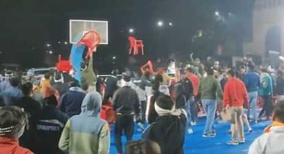 Shahpura: प्रो कबड्डी नाइट प्रीमियर लीग के फाइनल मैच में हंगामा, खिलाड़ियों ने एक-दूसरे पर फेंकी कुर्सियां Commotion in the final match of MLA Pro Kabaddi Night Premier League