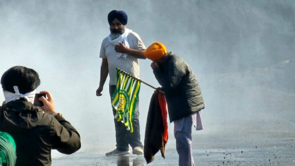 किसानों पर वाटर कैनन का प्रयोग