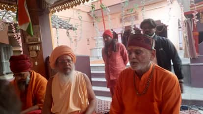 महंत दुर्गा दास और महंत कपिलमुनि पत्रकारों से बातचीत करते हुए।