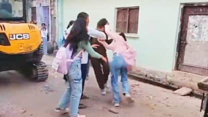 Morena: 2 girl students kicked and punched each other on road in Chambal, onlookers kept making videos