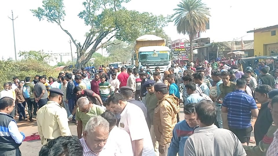 Police constable dies in a road accident hit by an unknown vehicle in Dhamtari