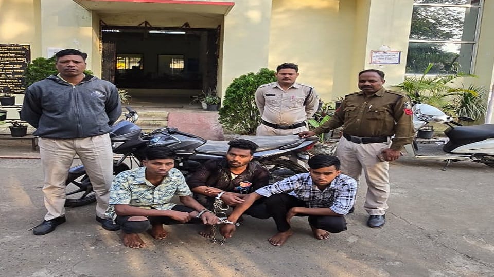 Police arrested three accused of bike theft all three were going to Odisha in Raigarh