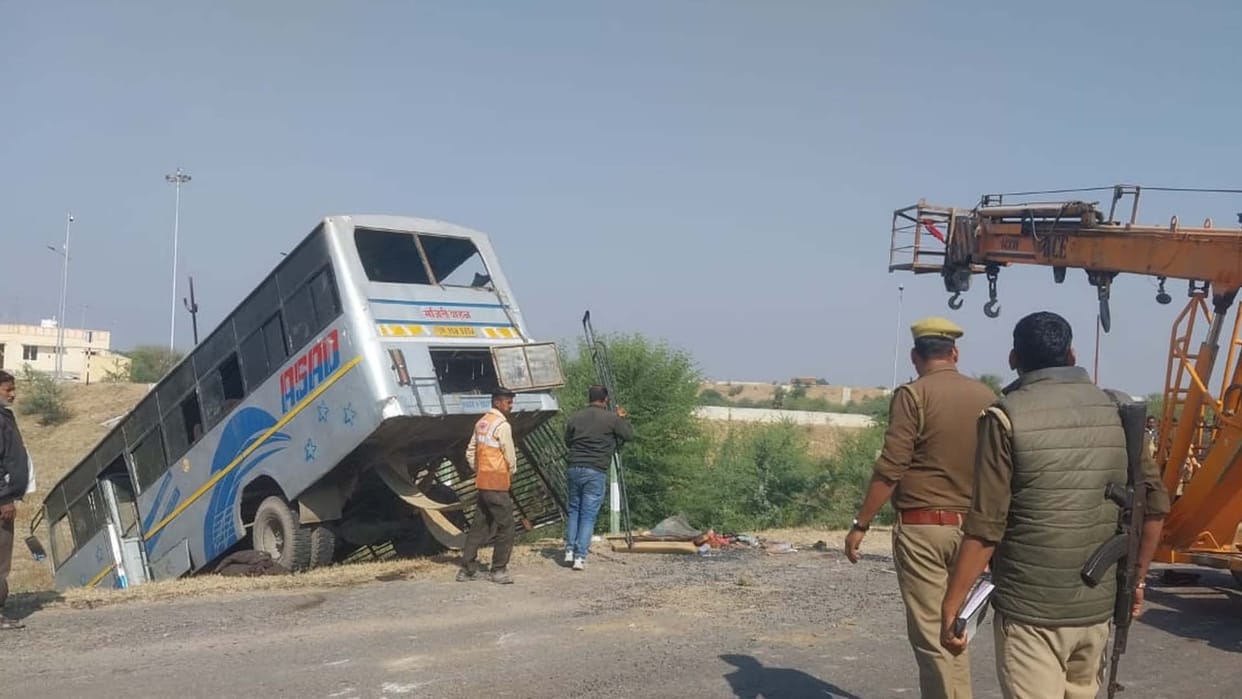 Banda: Private bus lost control and overturned, one woman died, 21 passengers injured