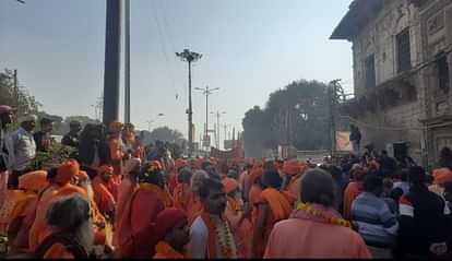 Mahakumbh : रत्न जड़ित रथों और बग्घियों पर सवार होकर छावनी प्रवेश के लिए निकले जूना अखाड़े के नागा संन्यासी Mahakumbh More than 10 thousand Naga Sannyasis came out to enter the cantonment