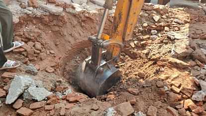 UP: संभल में मुस्लिम आबादी में 46 साल बाद खुला शिव मंदिर; 1978 में दंगे के बाद हिंदू परिवार ने छोड़ा था ये घर UP News: Sambhal Hindu Temple Reopens after 46 years in Muslim Dominated Areas Know History
