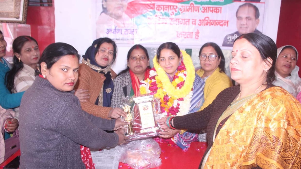 Kanpur: Sisamau MLA Naseem Solanki got emotional while welcoming Mahila Sabha