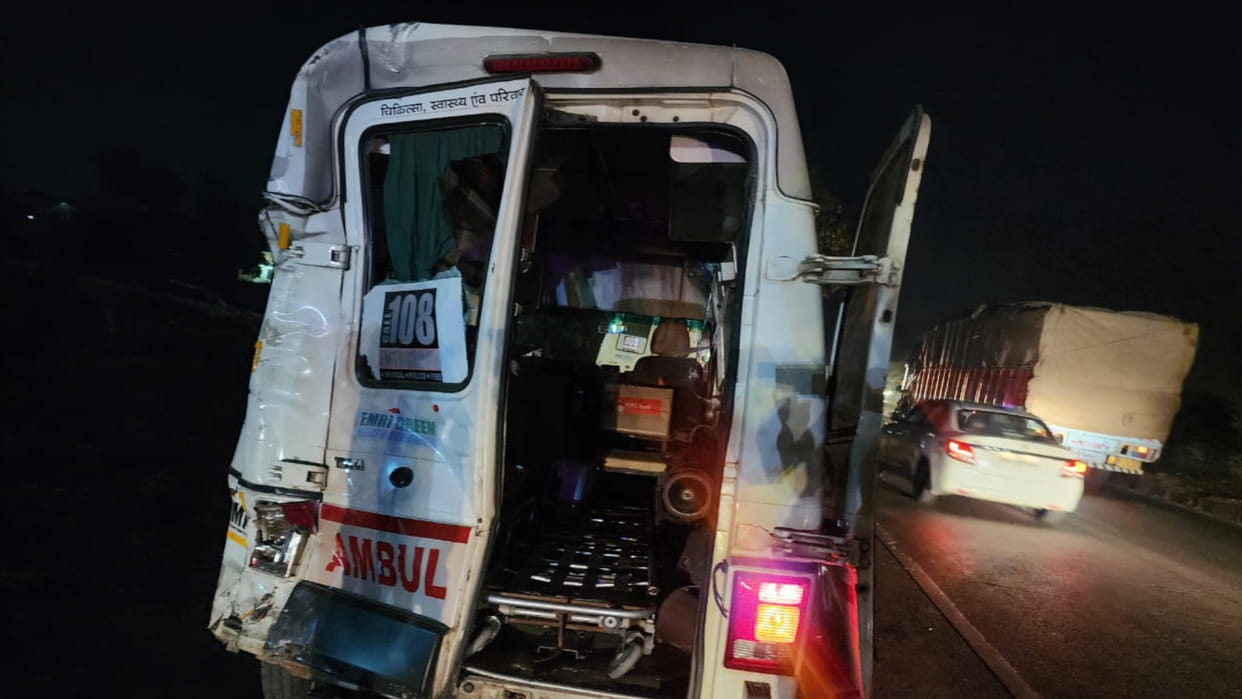 While picking up an injured youth in Sant Kabir Nagar, a truck collided with an ambulance,driver also injured.