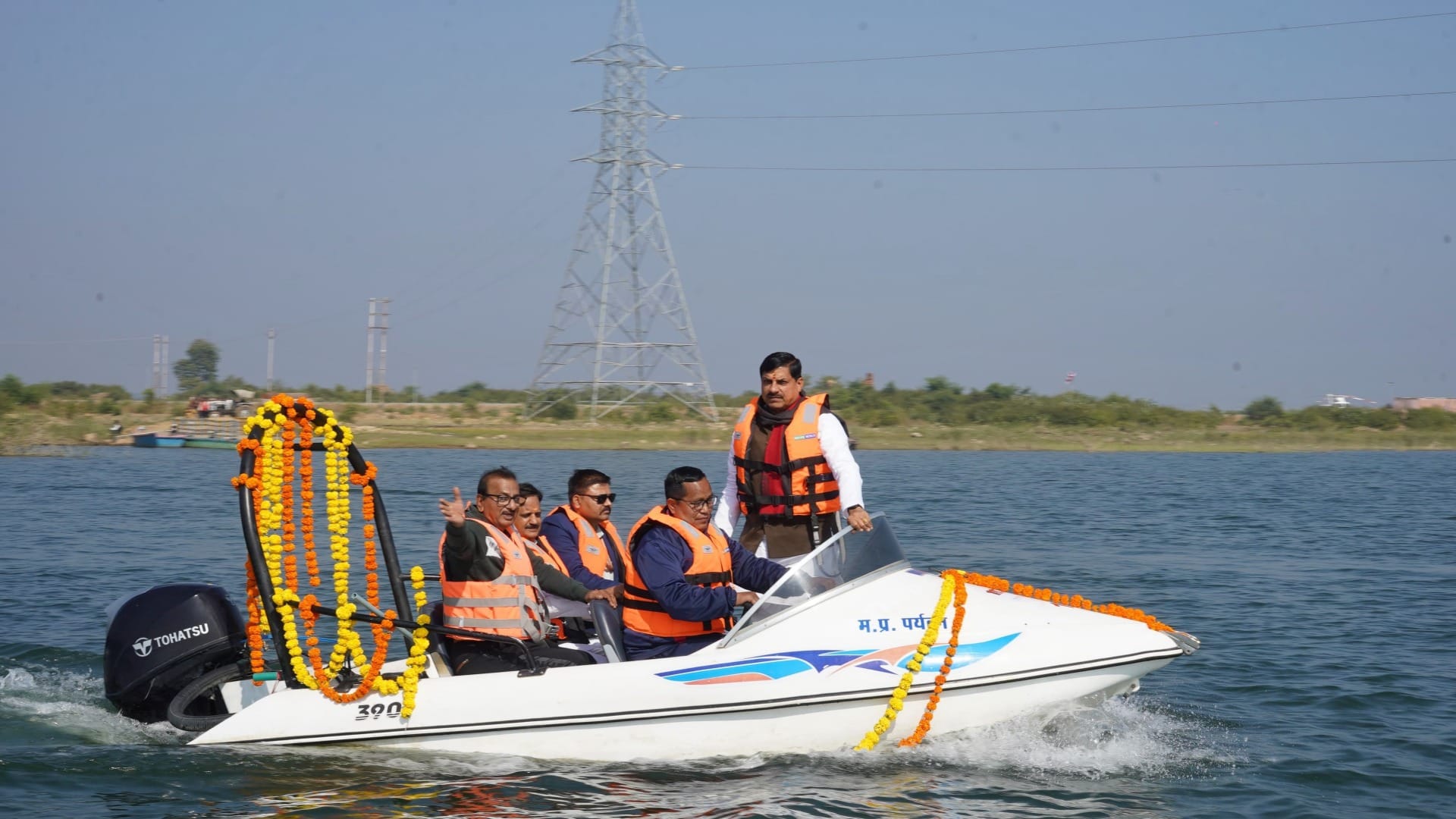 वोटिंग का लुत्फ लेते सीएम मोहन