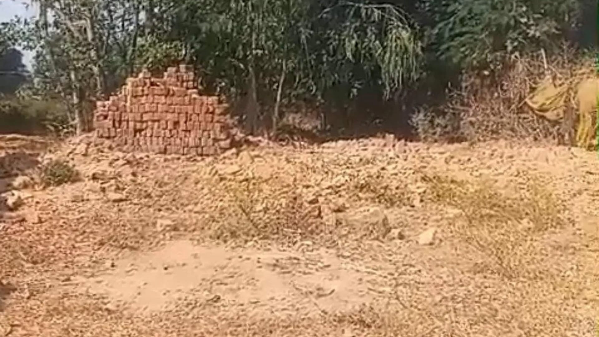 बंजर पड़ी पीएम आवास योजना की जमीन