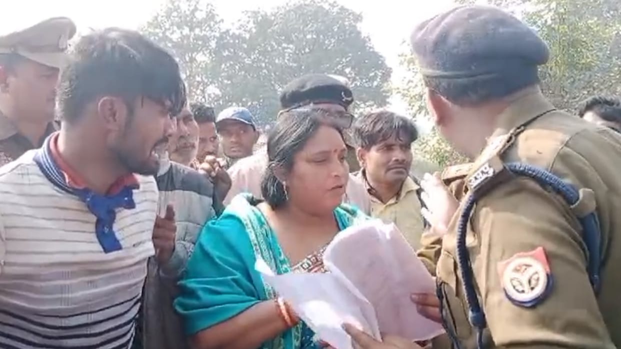 Murder in Balrampur: family protest to hang the murderer.