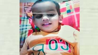 बेटे के शव से लिपटकर रोती रही मां: चलती ट्रेन से उतर रही मां की गोद से छूटा बच्चा ट्रेन के नीचे आया, मौत child slipped from the lap of a mother getting down from a moving train and died under the train