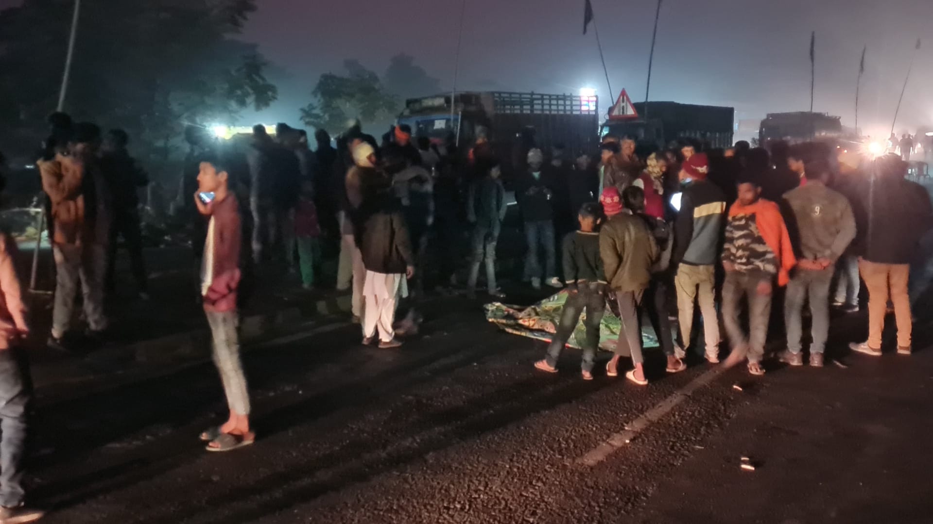 घटना के बाद सड़क जाम करते लोग।
