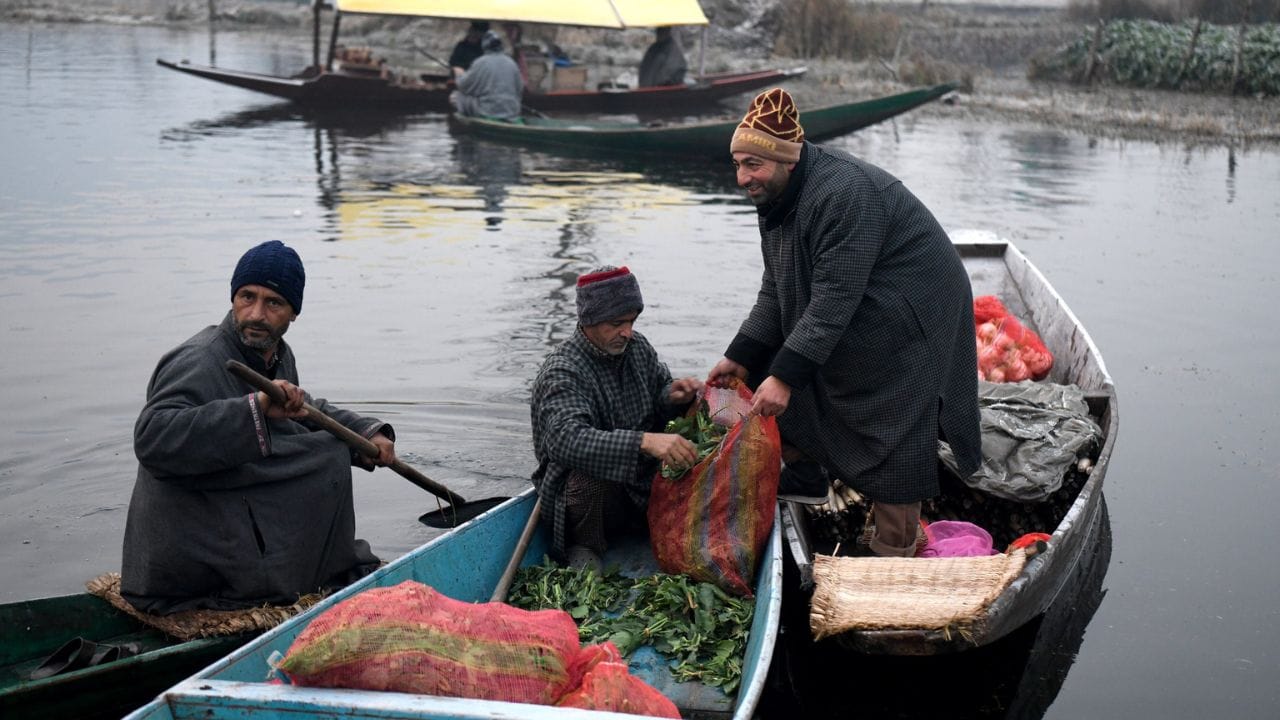 Jammu Kashmir: From Rahul Gandhi to Shahrukh Khan, the floating market of Dal Lake attracted everyone, see pic