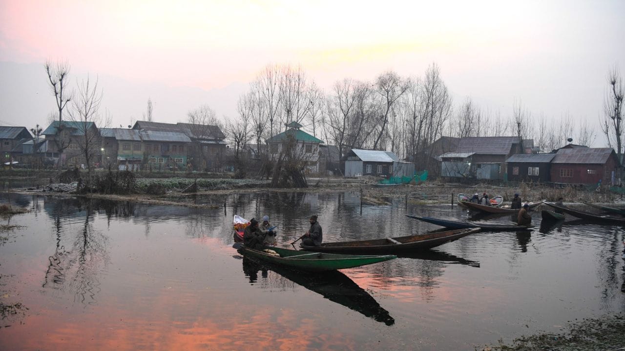 Jammu Kashmir: From Rahul Gandhi to Shahrukh Khan, the floating market of Dal Lake attracted everyone, see pic