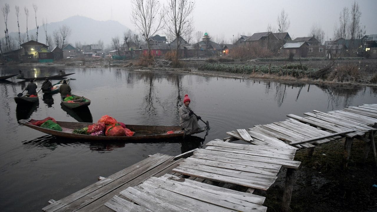Jammu Kashmir: From Rahul Gandhi to Shahrukh Khan, the floating market of Dal Lake attracted everyone, see pic