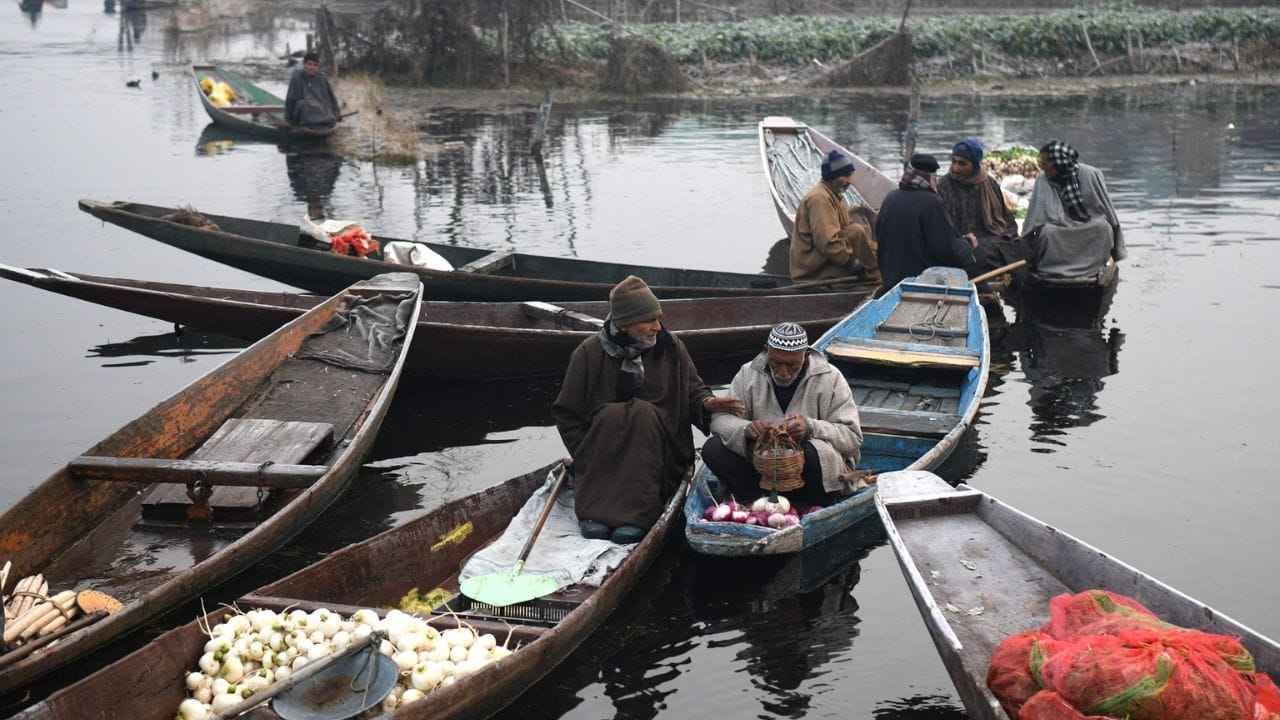 Jammu Kashmir: From Rahul Gandhi to Shahrukh Khan, the floating market of Dal Lake attracted everyone, see pic