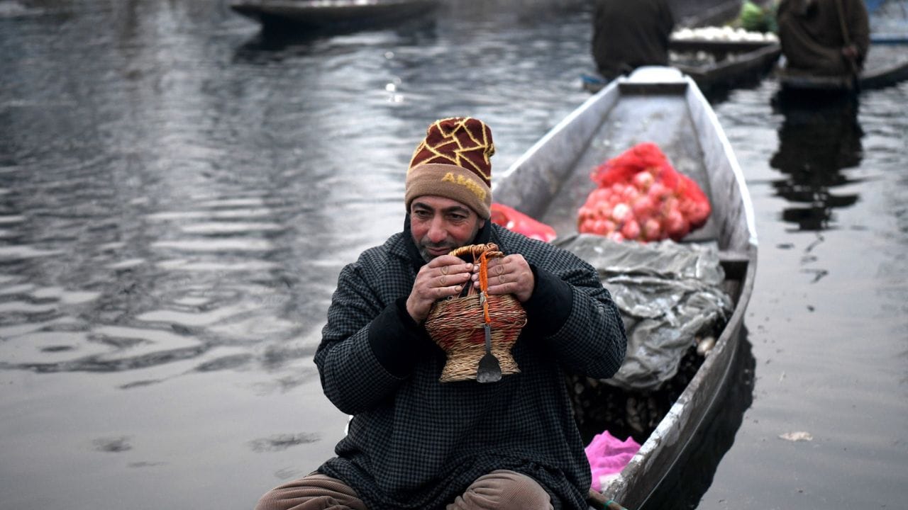 Jammu Kashmir: From Rahul Gandhi to Shahrukh Khan, the floating market of Dal Lake attracted everyone, see pic