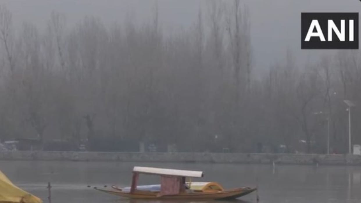 J&K News: Winter picks up speed in Kashmir, snowy scenes on Dal Lake become even more charming