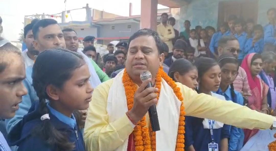 MLC Vanshidhar Brijwasi became emotional with children in his school in Muzaffarpur