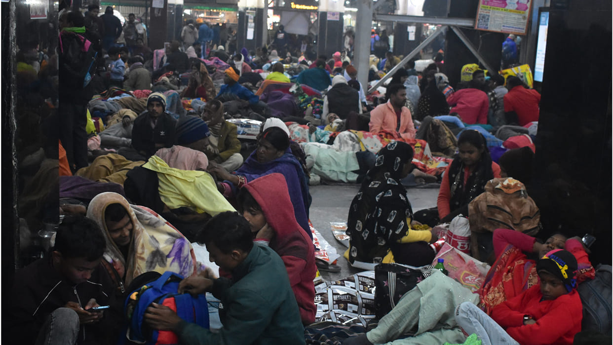 The mercury suddenly started falling in Gorakhpur at night, it had reached five degrees Celsius on Saturday.