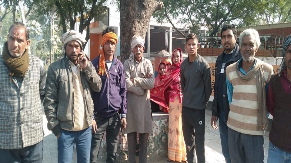 Miscreants wearing police uniform robbed Tikari