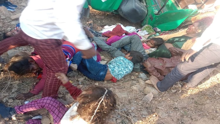 Collision Between A Taxi And A Container In Lalitpur Two Women And A Child Died Dozens Injured – Amar Ujala Hindi News Live
