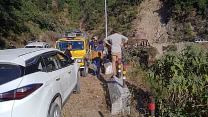 Accident on Kalsi- Chakrata road in Vikasnagar Car fell into ditch LIC employee died, wife injured