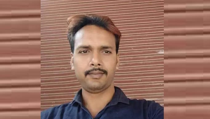 Hardoi Accident Unknown vehicle hit the bike salesman died during treatment uproar among family members