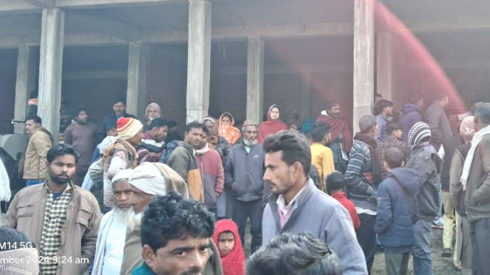 young man sleeping outside shop was murdered with sharp weapon In Sitapur police is investigating