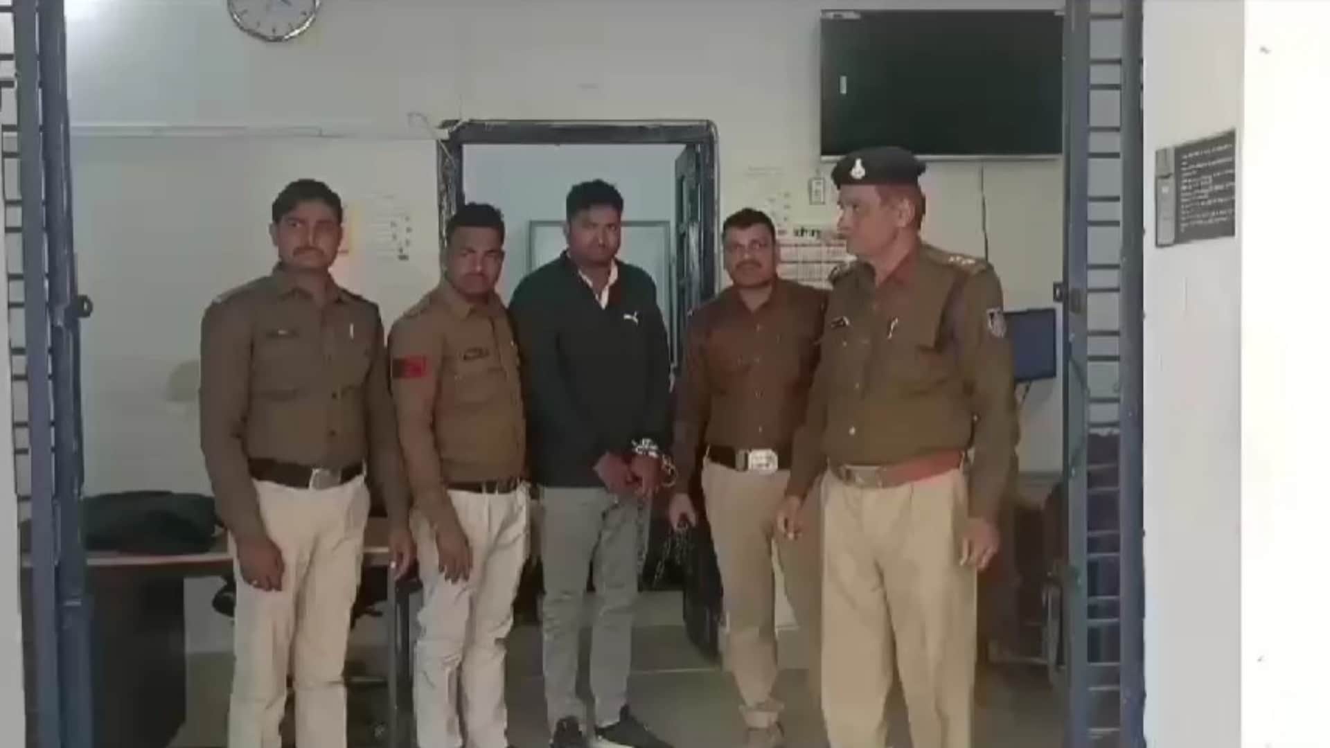 पुलिस की गिरफ्त में हत्या का आरोपी