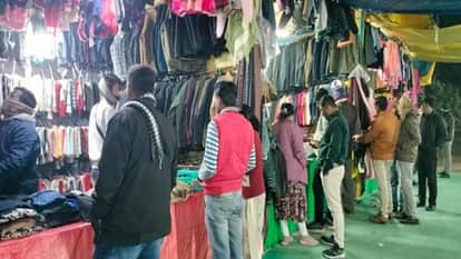 गर्म कपड़ों की खरीदी करते लोग