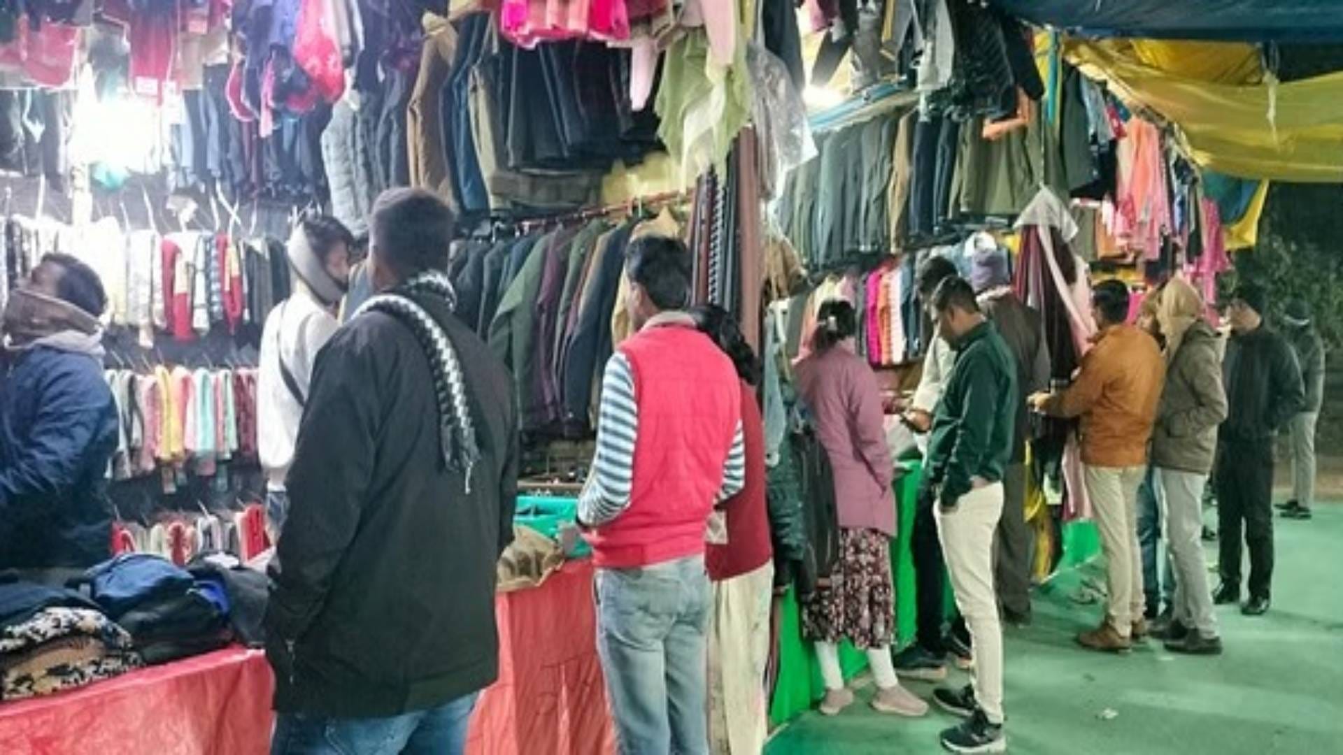 गर्म कपड़ों की खरीदी करते लोग