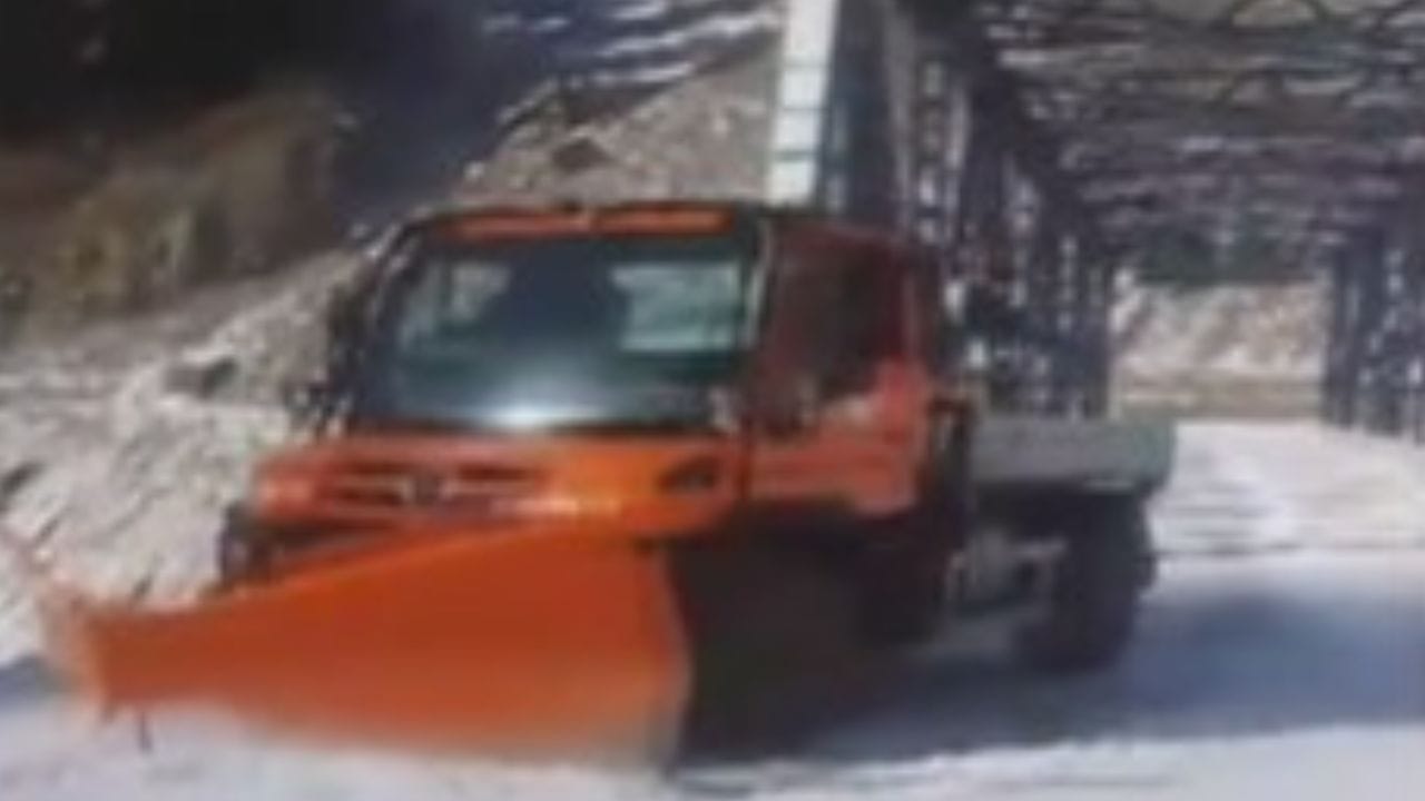 Challenge of winter: Snow removal campaign on Mughal Road and Pir Panjal Range in Poonch district, traffic wil